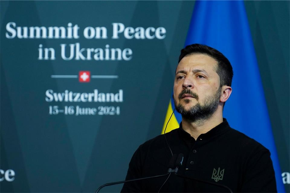 Selenskyj: Erster Schritt zum Frieden getan Der ukrainische Präsident Wolodymyr Selenskyj bei einer abschließenden Pressekonferenz nach der Ukraine-Friedenskonferenz.