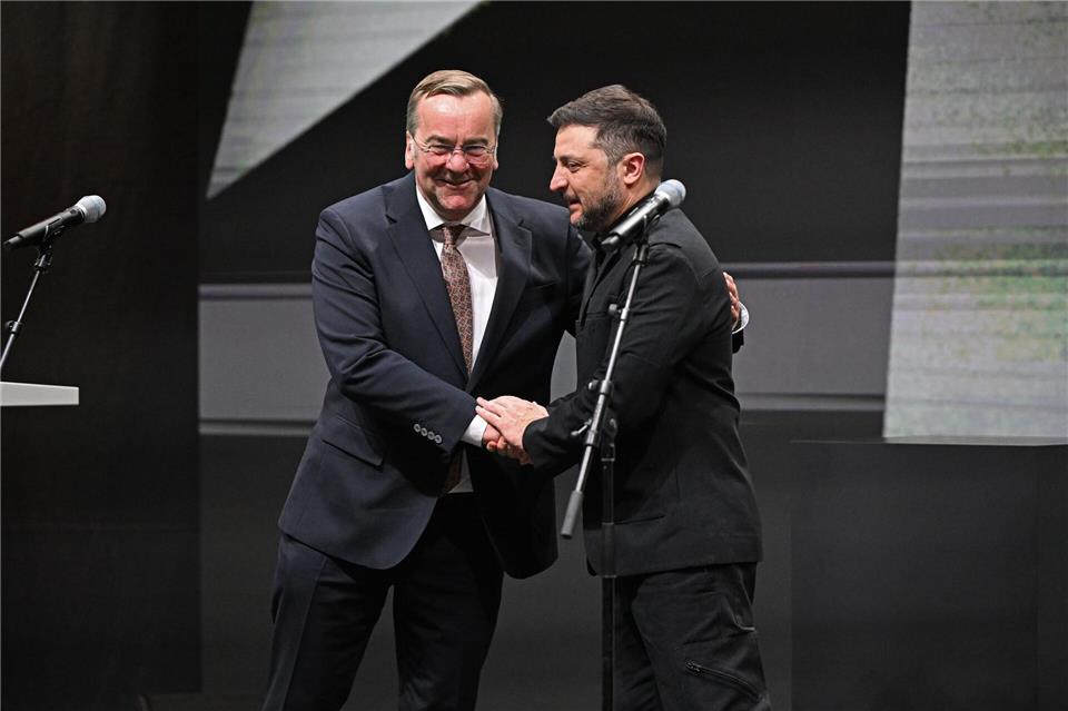 Der ukrainische Präsident Wolodymyr Selenskyj dankt Verteidigungsminister Boris Pistorius (SPD) bei der Einweihung der ersten gemeinsamen Drohnenproduktion für die deutsche Unterstützung.Sven Hoppe/dpa