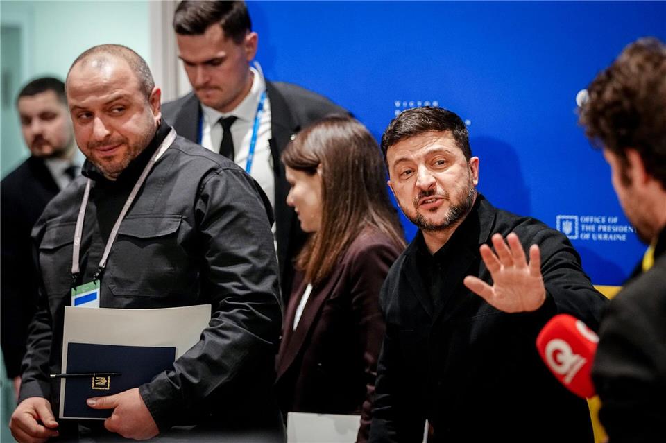 Der ukrainische Präsident Wolodymyr Selenskyj erklärt, dass die Friedensgespräche mit Russland unter US-Vermittlung wegen des Iran-Kriegs vertagt seien. (Archivbild)Kay Nietfeld/dpa