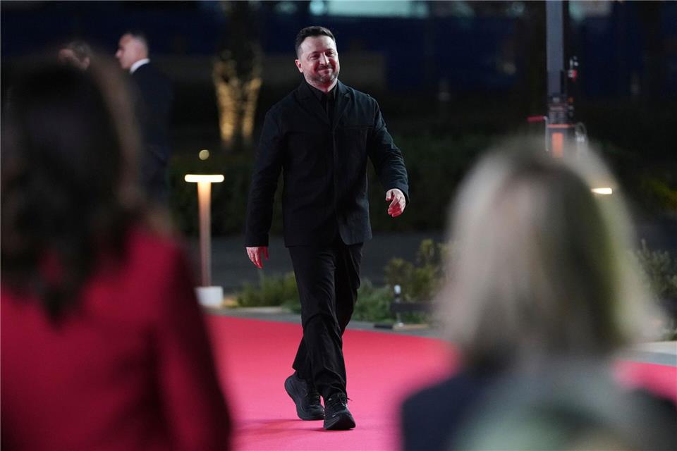 Der ukrainische Präsident Wolodymyr Selenskyj ist erleichtert über den Beschluss für das 90 Milliarden Euro schwere EU-Unterstützungsdarlehen für sein Land.Petros Karadjias/AP/dpa