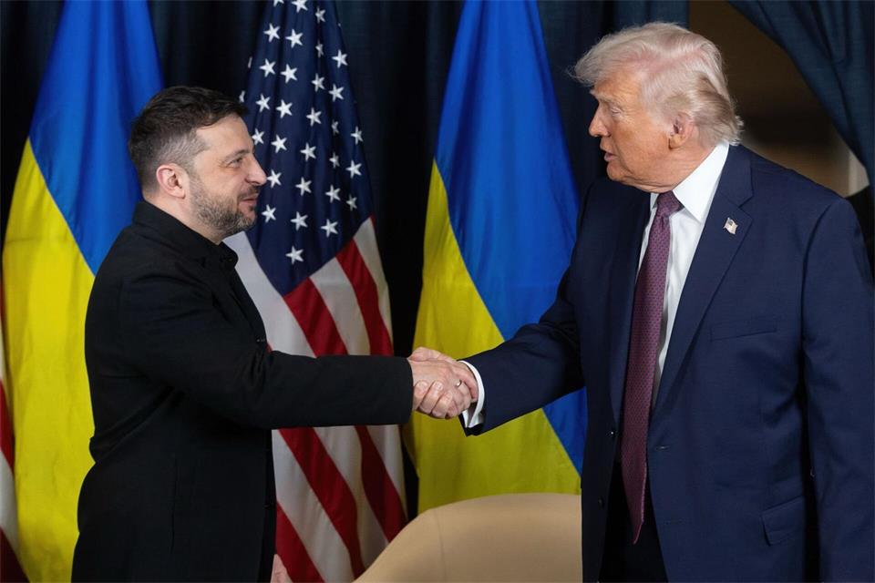 Der ukrainische Präsident Wolodymyr Selenskyj (l.) hat für kommende Woche ein Treffen mit seinem US-Kollegen Donald Trump (r.) angekündigt. (Archivbild)Ukraine Presidency/Ukrainian Pre/Planet Pix via ZUMA Press Wire/dpa