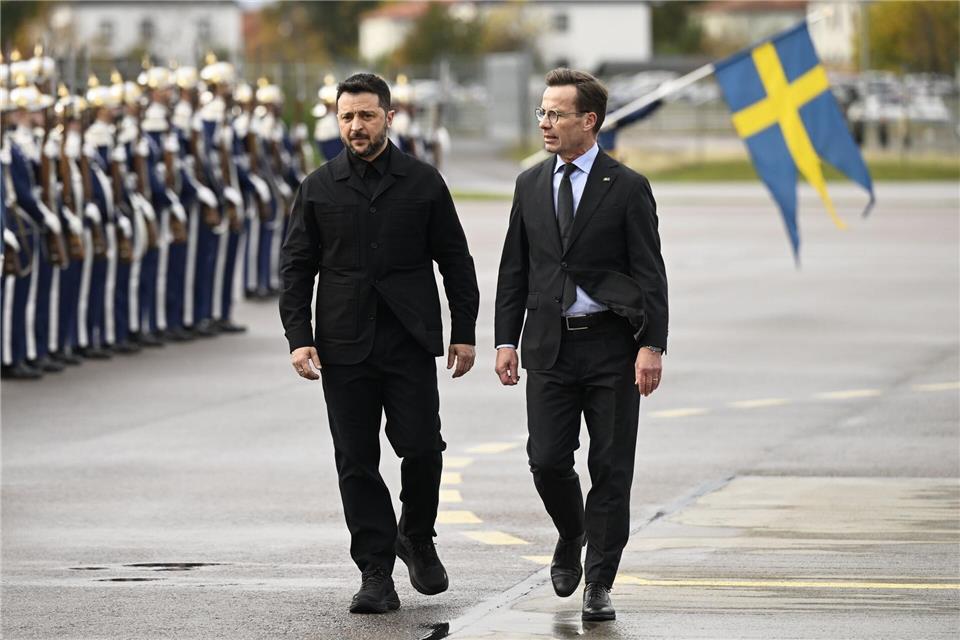Ukraine will mehr als 100 Kampfjets aus Schweden kaufen Der ukrainische Präsident Wolodymyr Selenskyj (links) wurde am Mittwoch von Regierungschef Ulf Kristersson (rechts) in Linköping begrüßt.Fredrik Sandberg/TT News Agency via AP/dpa