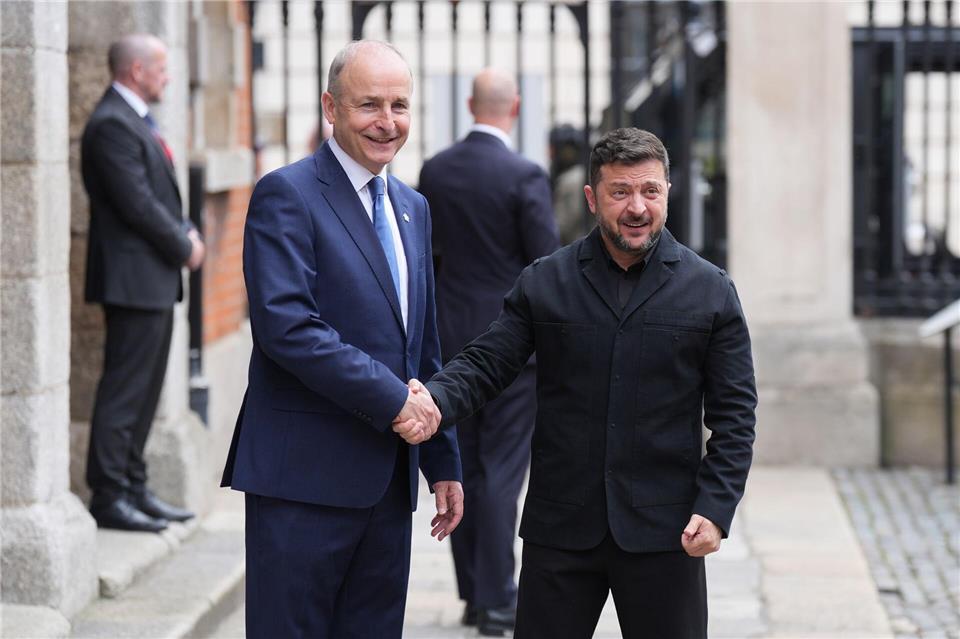 Der ukrainische Präsident Wolodymyr Selenskyj (r) reiste als Ehrengast zu Eröffnungsfeier nach Dublin. Er wurde von Regierungschef Micheál Martin begrüßt.Niall Carson/PA Wire/dpa