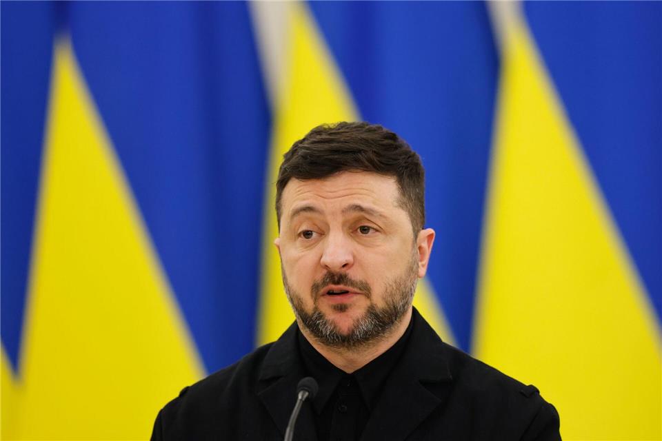 Der ukrainische Präsident Wolodymyr Selenskyj sieht eine EU-Mitgliedschaft für sein Land schon 2027 als wichtige Sicherheitsgarantie. (Archivbild)Mindaugas Kulbis/AP/dpa