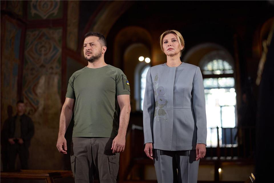 Der ukrainsche Präsident Wolodymyr Selenskyj und seine Frau Olena würdigten zum orthodoxen Osterfest die Standhaftigkeit ihrer Landsleute im Kampf gegen den russischen Angriffskrieg. (Archivbild)Präsidialamt der Ukraine/ZUMA Wire/dpa