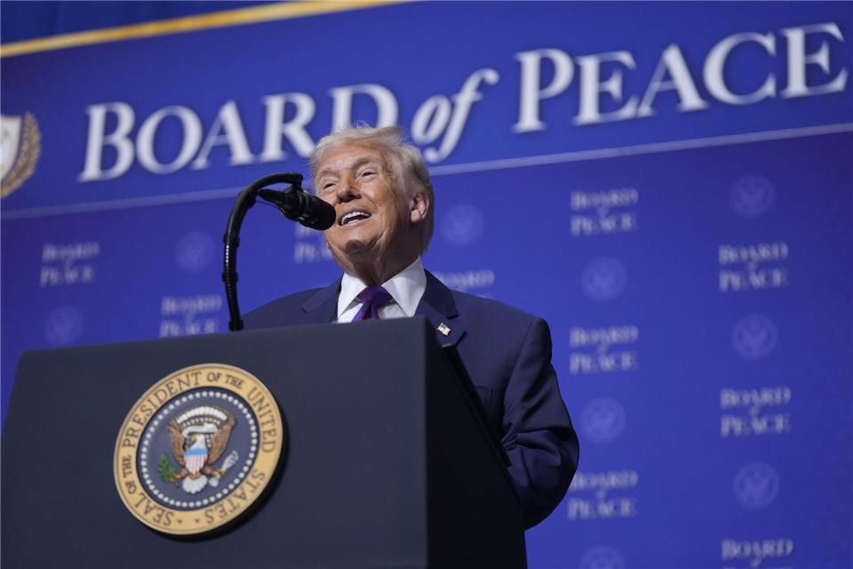 Der umstrittene Friedensrat ist ganz auf ihn zugeschnitten: US-Präsident Donald Trump hat den Vorsitz inne. (Archivbild)Mark Schiefelbein/AP/dpa