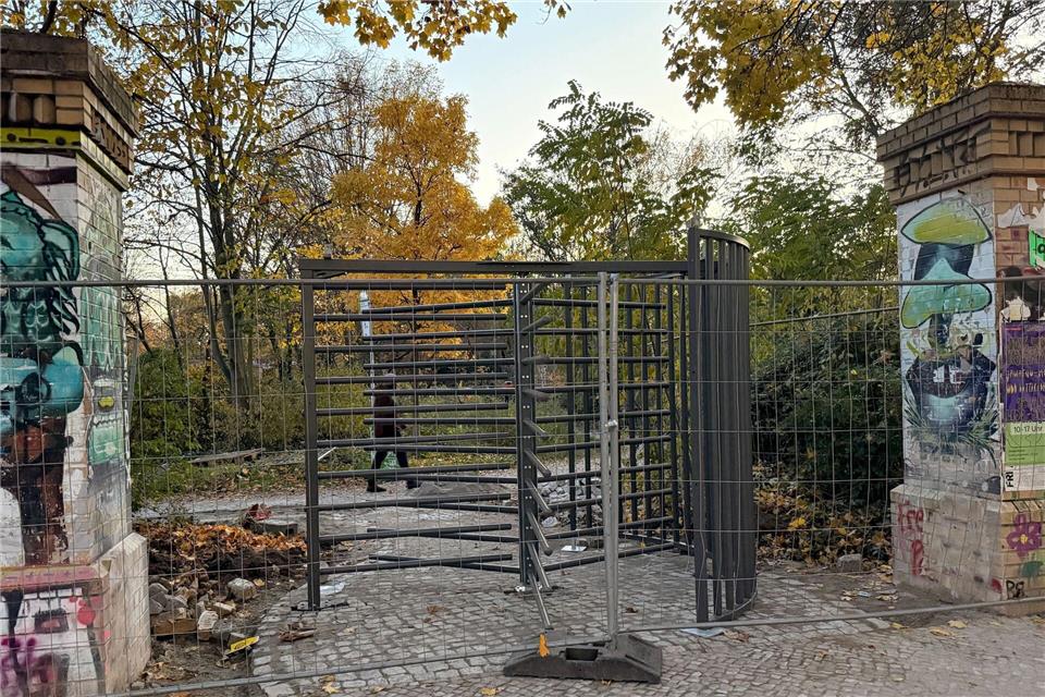 Der umstrittene Zaunbau am Görlitzer Park beschäftigt weiter die Polizei. (Archivbild)Andrea Rabenstein/dpa