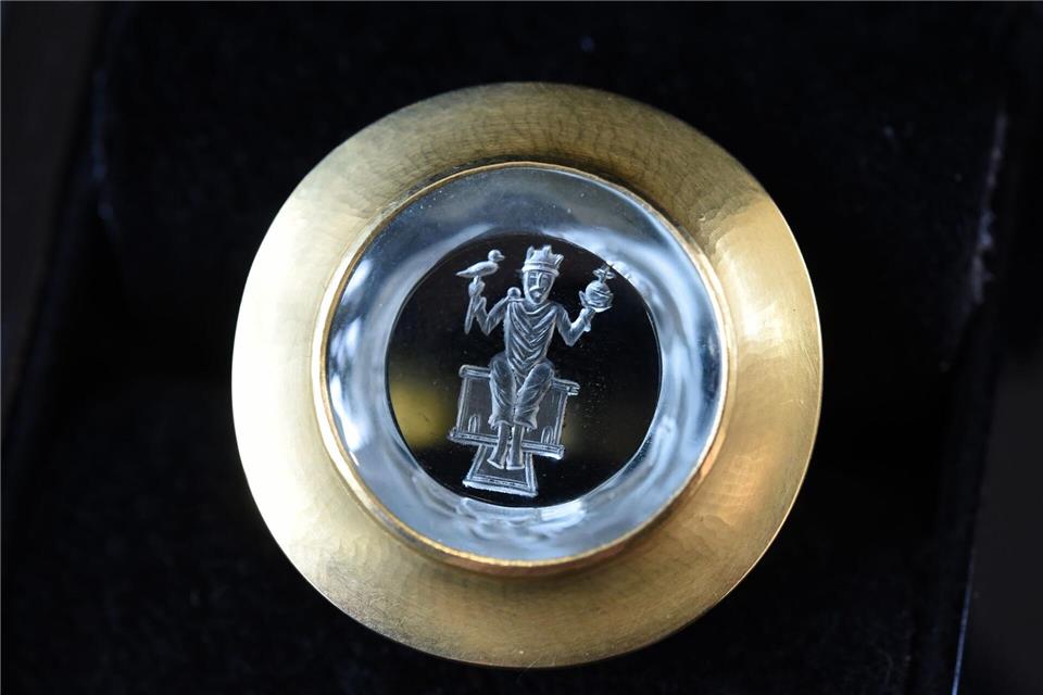 Der undotierte Kaiserring gilt als eine der international wichtigsten Auszeichnungen in der modernen Kunst. (Archivbild)Holger Hollemann/dpa