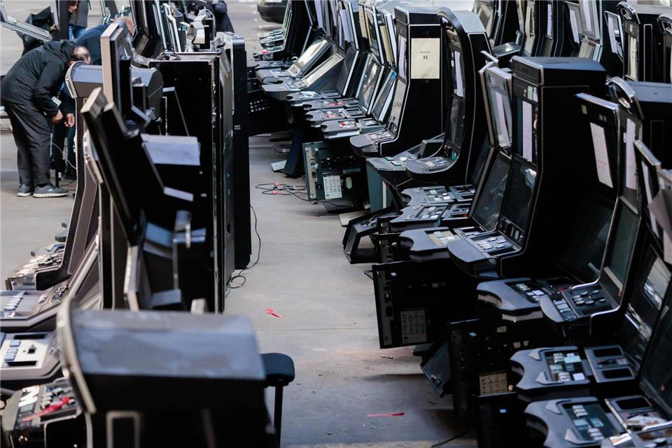 Der unerlaubte Betrieb von Spielautomaten gehört zu den Einnahmequellen der organisierten Kriminalität in Berlin. Immer wieder beschlagnahmen Behörden solche Geräte.Carsten Koall/dpa