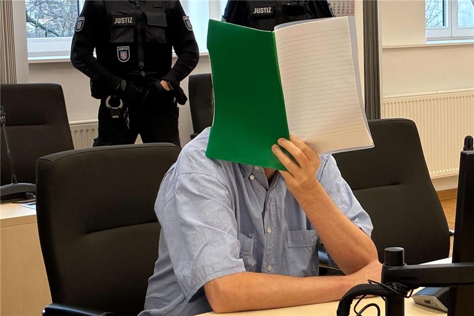 Der unter anderem wegen sexuellem Missbrauchs von Schülerinnen angeklagte Mann räumte die Vorwürfe gegen ihn weitgehend ein.Marie-Helen Frech/dpa