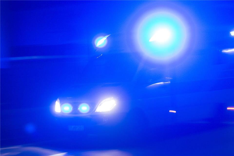 Der unterkühlte 41-Jährige wurde mit schwer verletzt ins Krankenhaus gebracht. (Symbolbild)Patrick Seeger/dpa