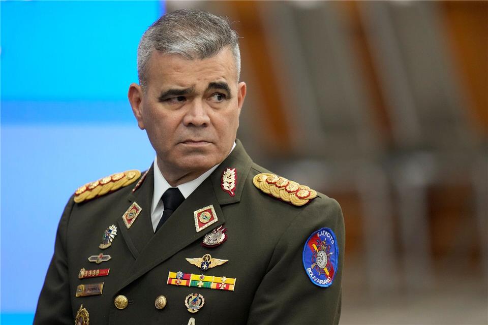 Der venezolanische Verteidigungsminister Vladimir Padrino Lopez kontrolliert auch Schlüsselbereiche der Wirtschaft und Verwaltung. (Archivbild)Matias Delacroix/AP/dpa