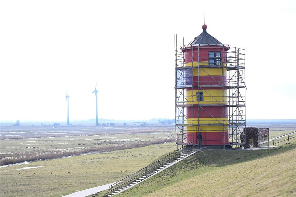 Der vergleichsweise kleine Leuchtturm ist schon seit Jahren nicht mehr im Dienst - dafür aber ein beliebtes Fotomotiv in Ostfriesland. Lars Penning/dpa