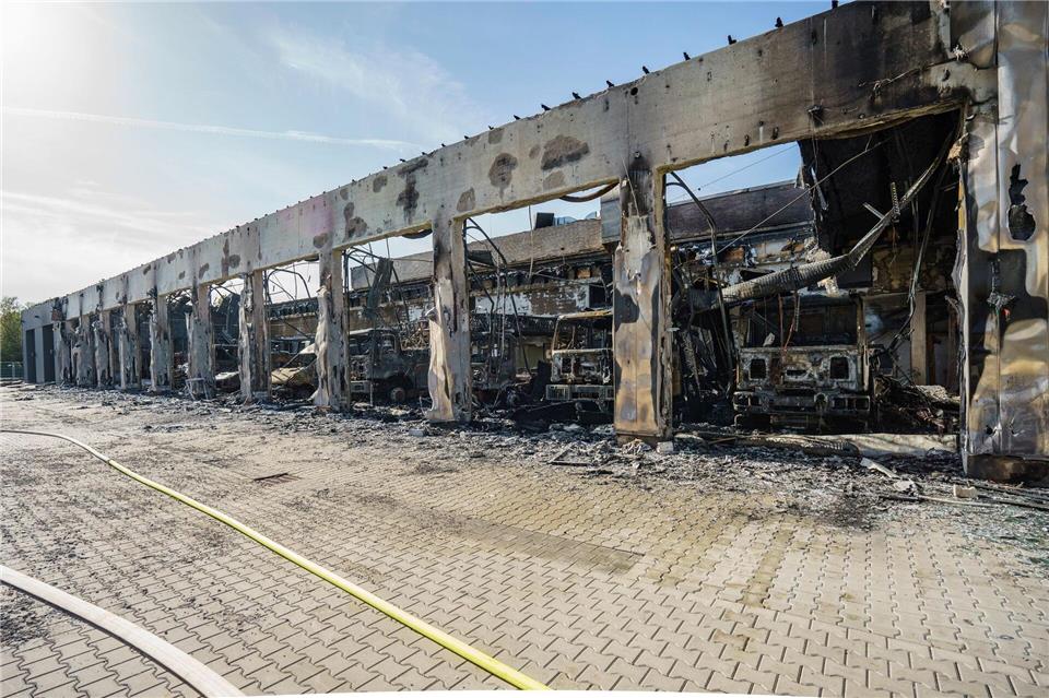 Feuerwache brennt - „Wir mussten unser Zuhause löschen“ Der verheerende Brand in der Feuerwache Stadtallendorf hat die neue Gerätehalle und die Einsatzfahrzeuge zerstört. (Foto aktuell)Andreas Arnold/dpa