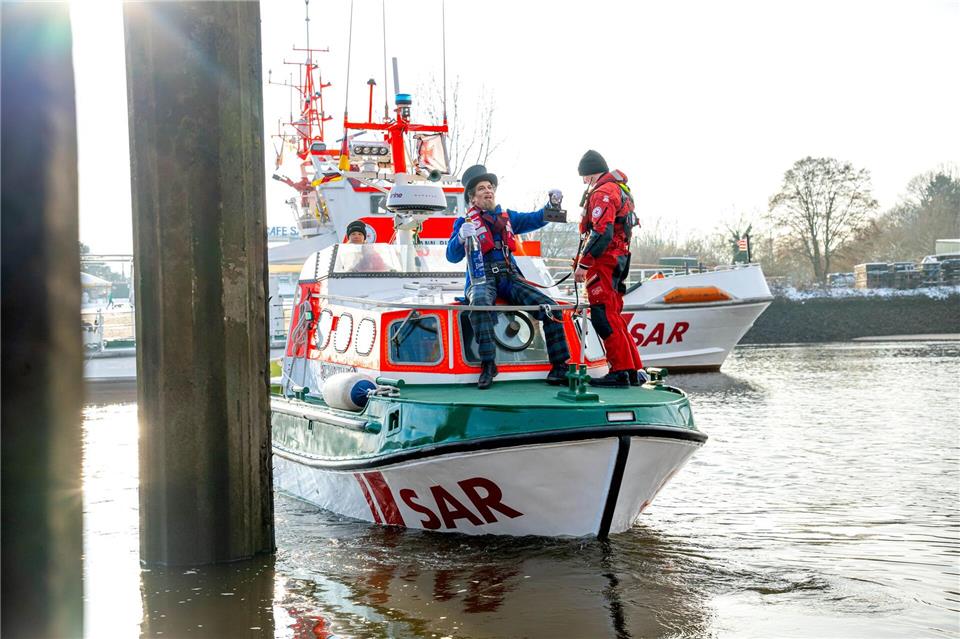 Der verkleidete Schneider konnte die Weser auch dieses Jahr nur mit Hilfe der Seenotretter queren.Sina Schuldt/dpa