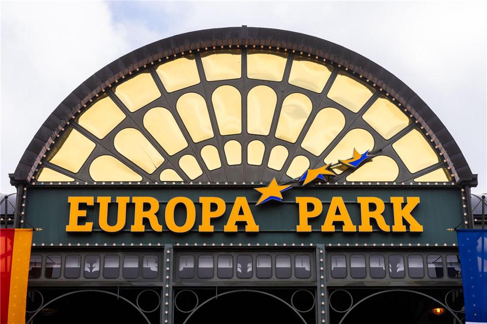 31-Jähriger bei Arbeiten im Europa-Park schwer verletzt Der verletzte Arbeiter stand auf einem 20 Meter hohen Podest. (Archivbild)Philipp von Ditfurth/dpa
