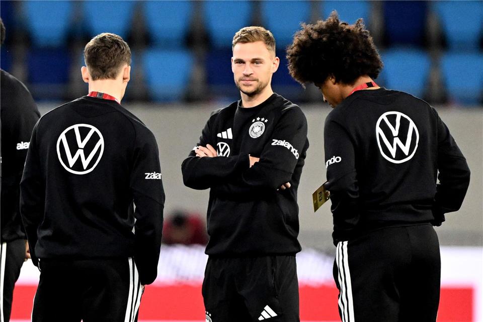 Der verletzte Kapitän Joshua Kimmich steht auf dem Rasen des Stadions in Luxemburg. Federico Gambarini/dpa
