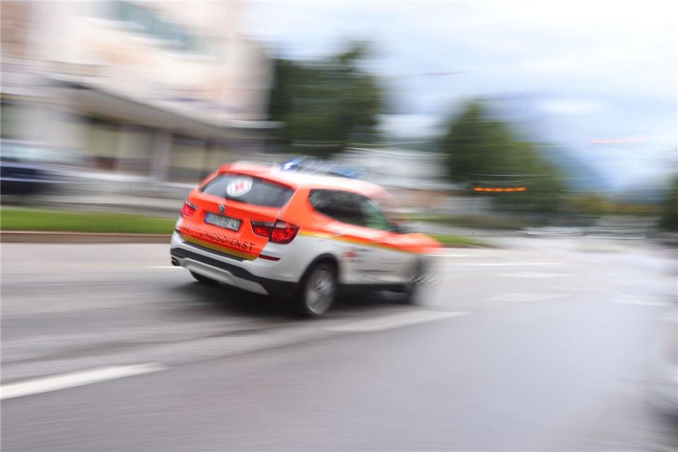 Der verletzte Mann muss ins Krankenhaus gebracht werden. (Symbolbild)Karl-Josef Hildenbrand/dpa