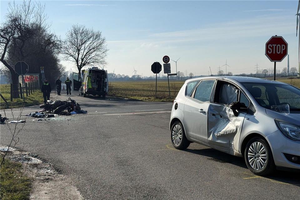 Der verletzte Motorradfahrer wurde mit dem Rettungshubschrauber in ein Krankenhaus gebracht.Guido Bludau/dpa