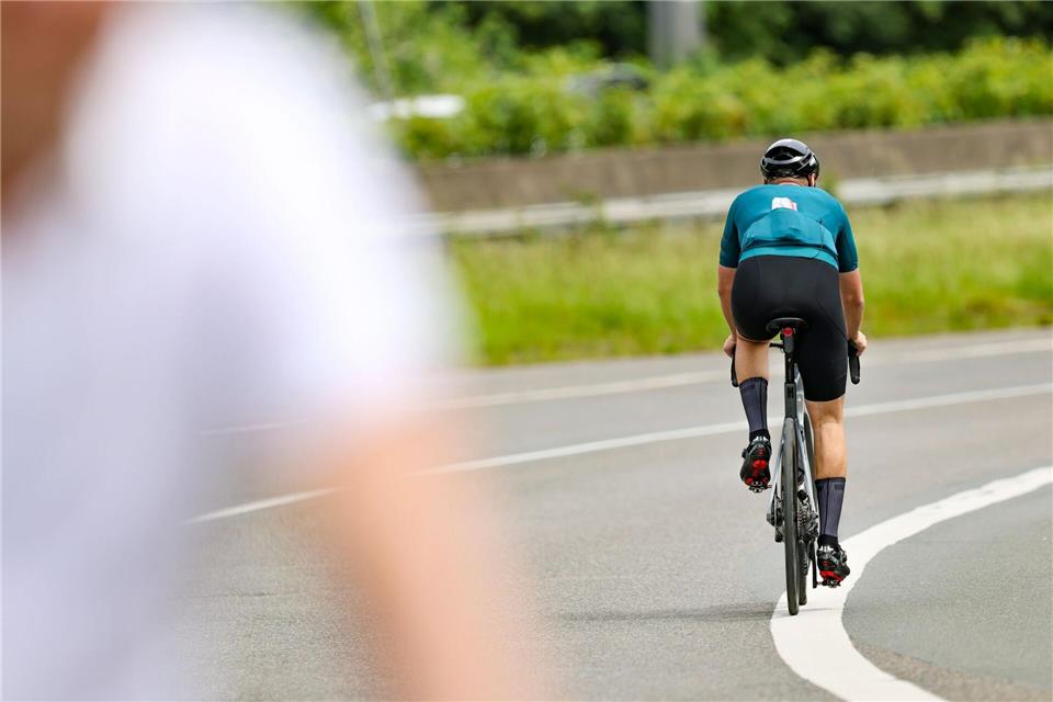 Der verletzte Rennradfahrer wird von Sanitätern und Ersthelfern zweimal reanimiert. (Symbolbild)Christoph Reichwein/dpa