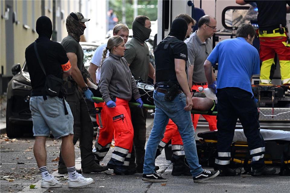 Bilder des Tages Der verletzte Tatverdächtige, der eine Lehrerin mit einem Messer angegriffen haben soll, wird zu einem Rettungswagen gebracht.Federico Gambarini/dpa