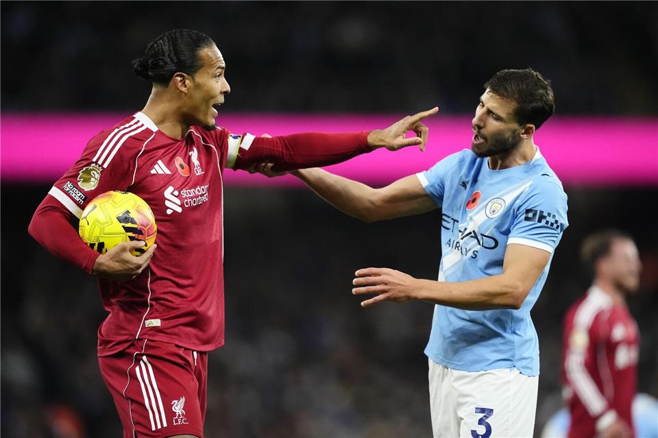 Der vermeintliche Liverpool-Ausgleich durch Virgil van Dijk (l) zählte wegen einer umstrittenen Abseitsposition nicht.Nick Potts/PA Wire/dpa
