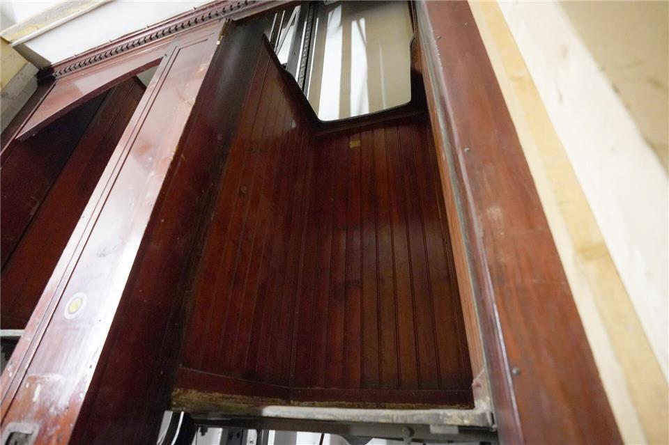 Der vermutlich älteste Paternoster der Welt wurde ohne Genehmigung der Denkmalschutzbehörde ausgebaut. (Archivbild)Marcus Brandt/dpa