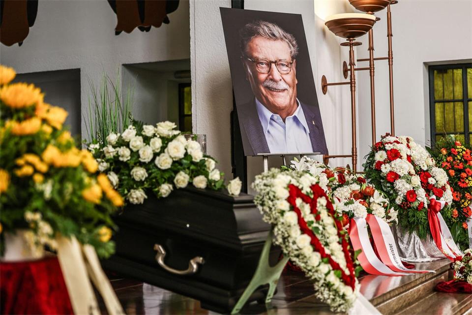 Der verstorbene Kölner Oberbürgermeister Fritz Schramma (CDU) ist bei der Trauerfeier für ihn als „Köln-Versteher schlechthin“ gewürdigt worden.Oliver Berg/dpa
