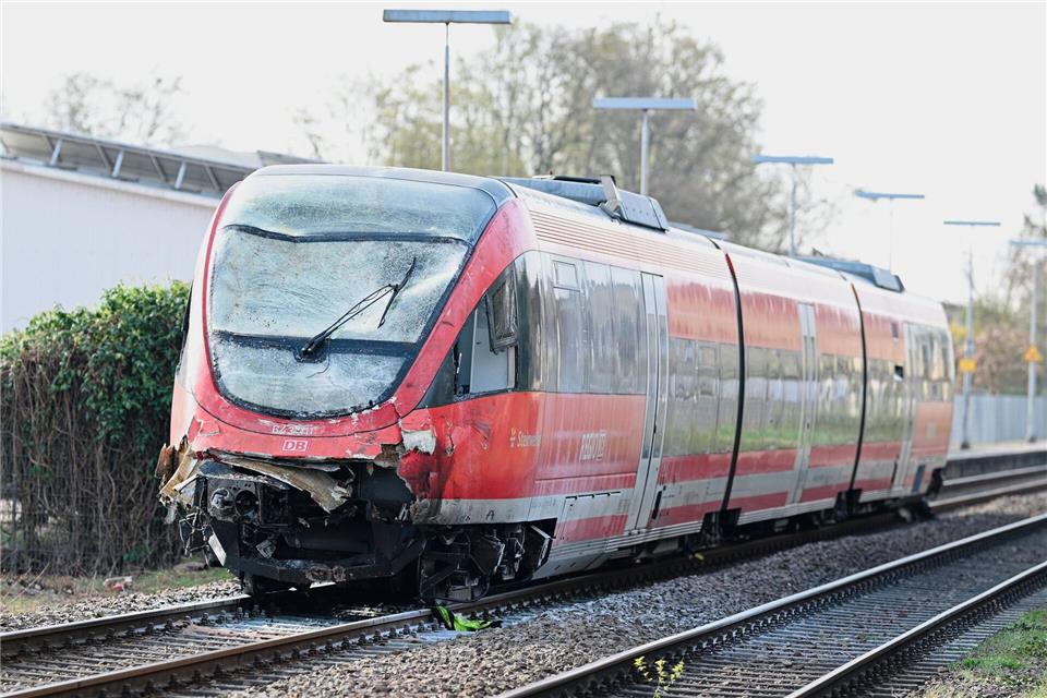 Der verunglückte Regionalexpress wurde mittlerweile abgeschleppt.Uwe Anspach/dpa