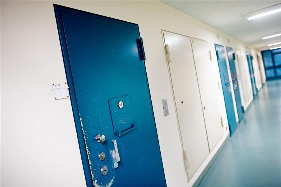 Der verurteilte Serienmörder Niels Högel sitzt seit dem Jahr 2009 im Gefängnis und wird dort viele weitere Jahre verbringen. (Symbolbild)Hauke-Christian Dittrich/dpa