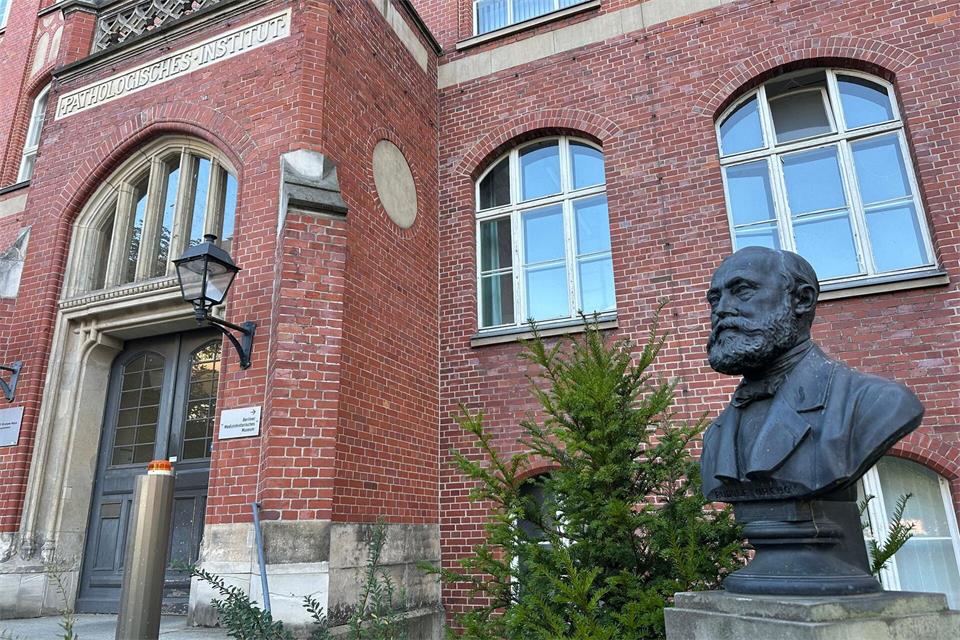 Der viele Jahre in Berlin arbeitende Mediziner Rudolf Virchow erkannte im 19. Jahrhundert den engen Zusammenhang zwischen Cholera-Ausbrüchen und unreinem Trinkwasser - hier eine Büste des Gelehrten vor dem Pathologischen Institut auf dem historischen Charité-Campus Berlin-Mitte. (Archivbild)Gregor Tholl/dpa