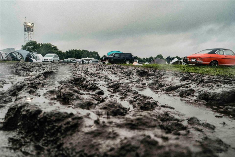 Der viele Regen und die Fahrzeuge haben auf Wackens Campingflächen Spuren hinterlassen.Frank Molter/dpa