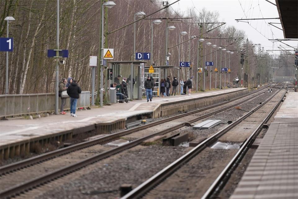 Der viergleisige Ausbau des Bahnhofs Elmshorn rechnet sich nur mit einer S-Bahn-Nutzung. (Symbolbild)Marcus Brandt/dpa