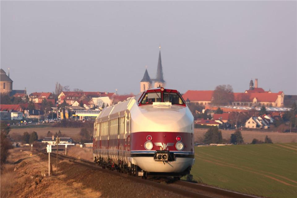 Der vierteilige DDR-Schnelltriebwagen SVT Görlitz wird derzeit in Halberstadt restauriert und getestet. (Archivbild) Matthias Bein/dpa