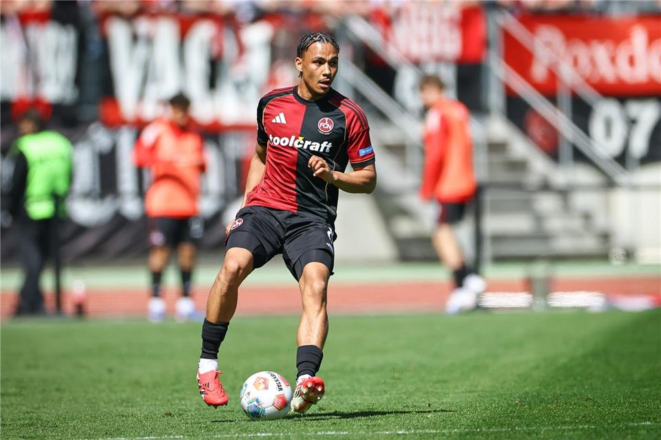 Der vom FC Augsburg ausgeliehene Außenverteidiger Henri Koudossou zählte auch zu den verabschiedeten FCN-Profis. (Archivbild)Daniel Karmann/dpa