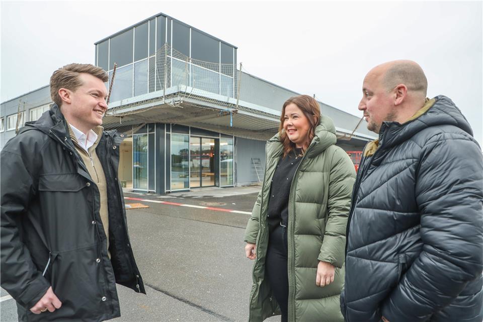 Der von Bauleiter Oliver Baumann (links) realisierte neue Eingang auf der Ecke erinnert an den Markt, den Nadine und René Harmeling in Bocholt-Holtwick betreiben.