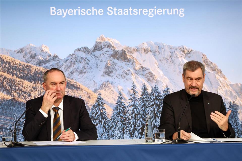 Der von CSU-Chef Söder (rechts) ausgehandelte Kompromiss zum Spritpreis geht Bayerns Wirtschaftsminister Aiwanger nicht weit genug. (Archivbild)Karl-Josef Hildenbrand/dpa