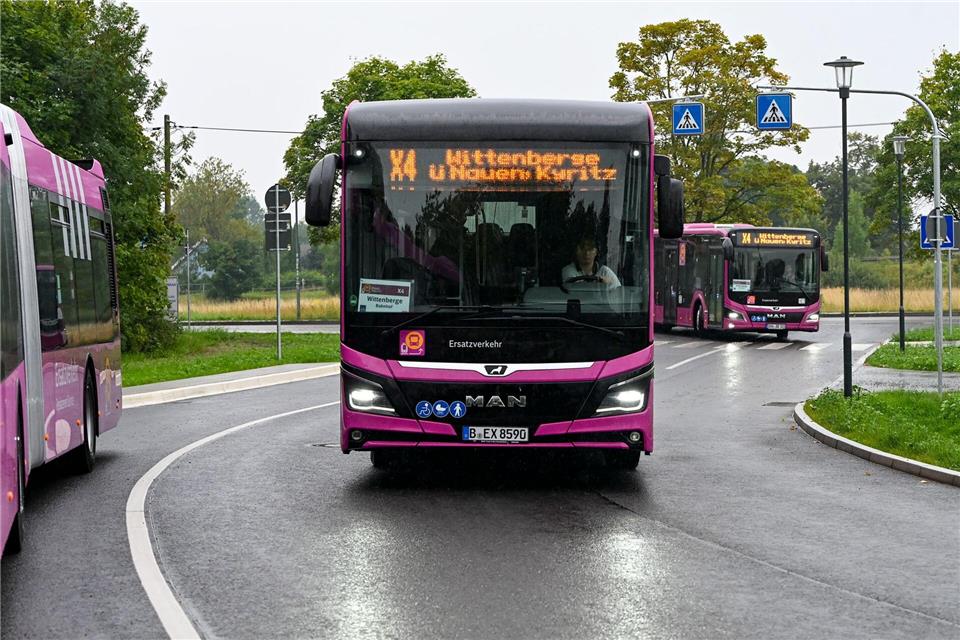 Der von Ecovista betriebene Bus-Ersatzverkehr zwischen Hamburg und Berlin steckt in der Krise. (Archivbild)Jens Kalaene/dpa