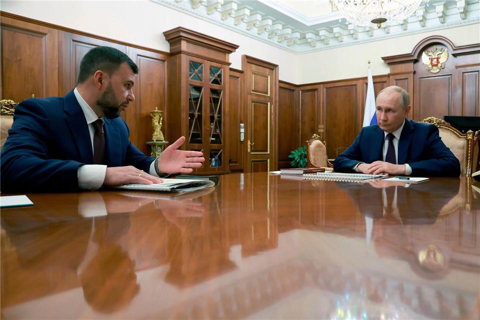 Der von Moskau eingesetzte Besatzungschef für Donezk, Denis Puschilin, hat nach ukrainischen Drohnenangriffen auf Wärmekraftwerke den regionalen Notstand ausgerufen. (Archivbild)Gavriil Grigorov/Pool Sputnik Kremlin/AP/dpa