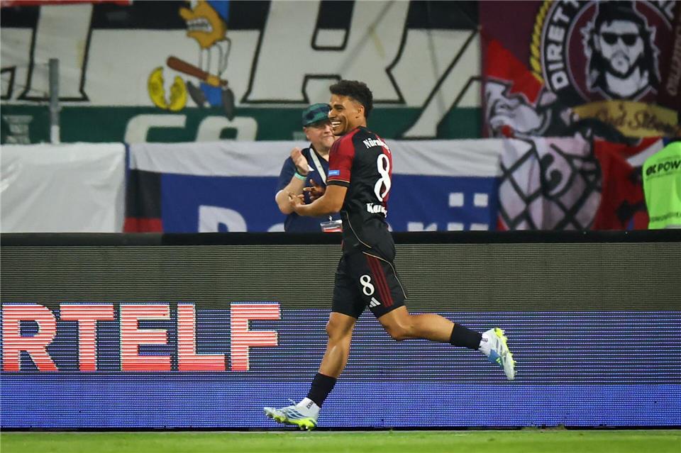 Der vor dem Spiel verabschiedete Henri Koudossou jubelt nach seinem Treffer zum 2:0.Daniel Karmann/dpa