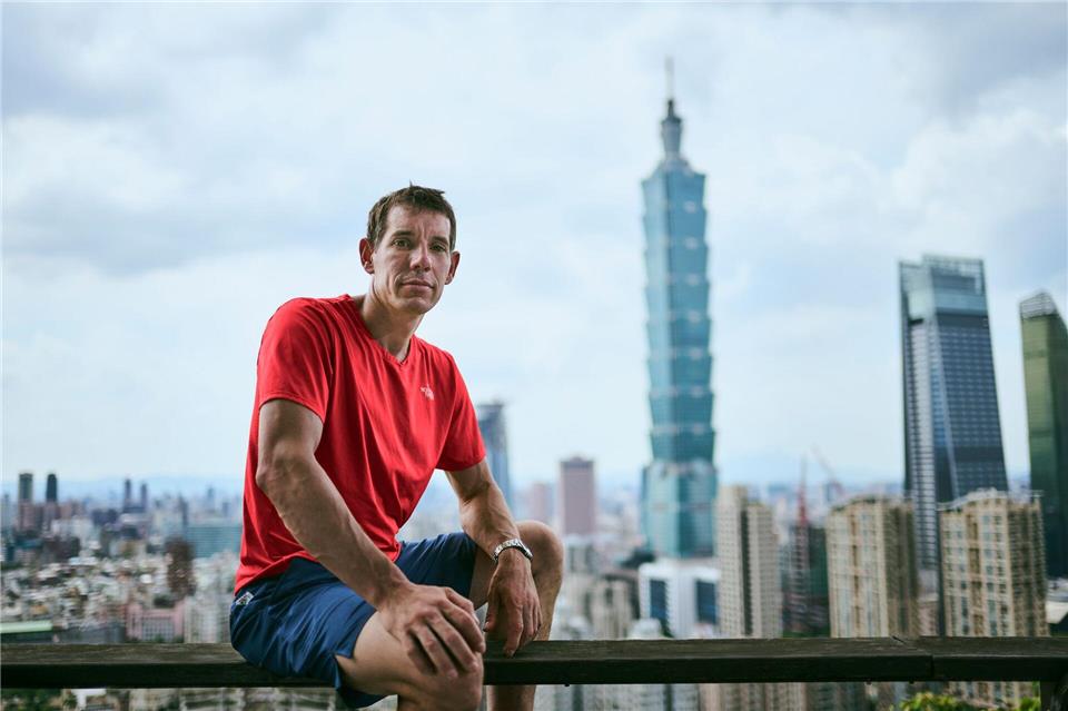 Der waghalsige Aufstieg Alex Honnolds auf den über 500 Meter hohen Taipeh 101 muss um ein Tag verschoben werden.Corey Rich/Netflix/dpa