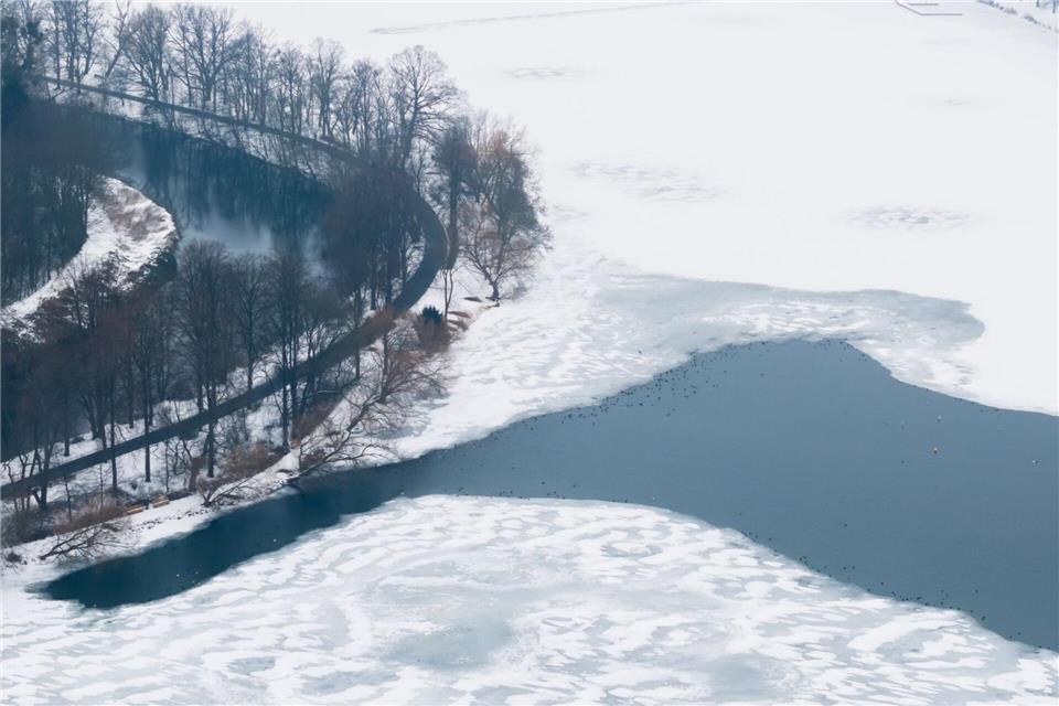 Der wahrscheinlichste Grund für das langsame Zufrieren wird die bestehende Schneedecke sein, sagt ein Experte.Julian Stratenschulte/dpa