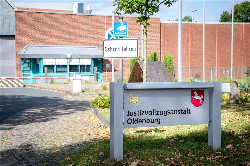 Der wegen 85-fachen Mord verurteilte Niels Högel durfte unter Aufsicht mehrmals das Gefängnis verlassen - die vorgeschriebene Information der Hinterbliebenen unterblieb allerdings. (Symbolbild)Sina Schuldt/dpa