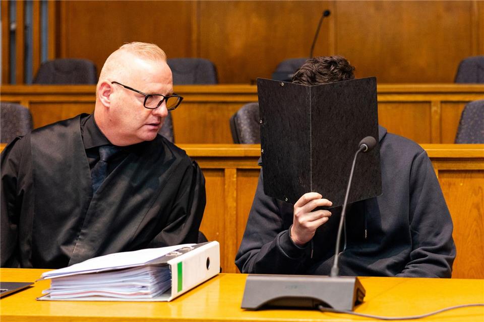 Der wegen Mordes angeklagte junge Mann sitzt neben seinem Verteidiger Michael Rehberger im Landgericht Saarbrücken.Laszlo Pinter/dpa