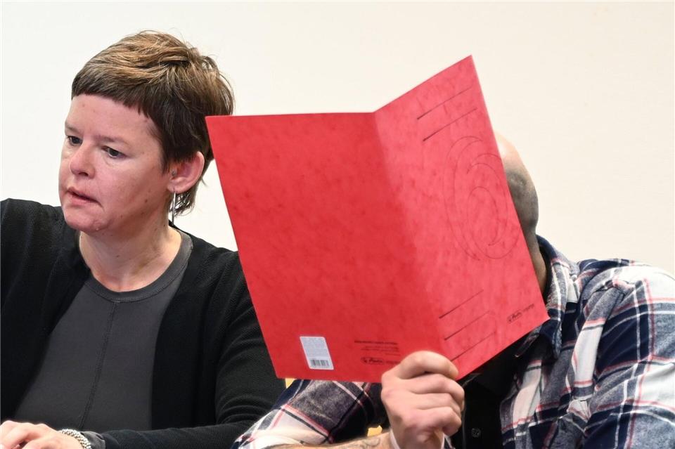 Der wegen eines Angriffs auf einen unzufriedenen Kunden angeklagte Friseur sitzt neben seiner Verteidigerin.David Hammersen/dpa