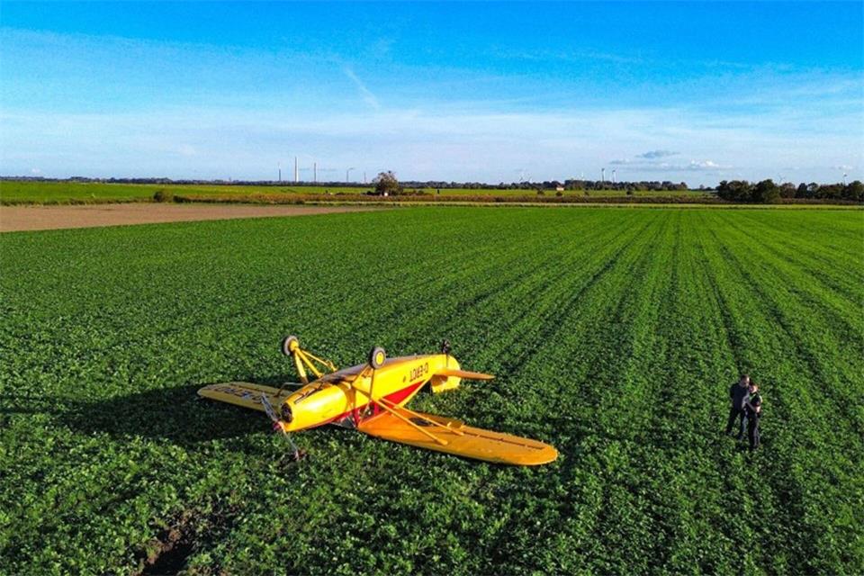 Der weiche Untergrund bereitete Probleme bei der Bergung des Flugzeugs. (Handoutbild)-/Polizeiinspektion Wilhelmshaven/Friesland/dpa