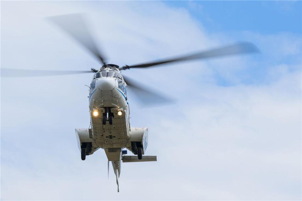 Der weiße Hubschrauber der Flugbereitschaft war am Samstag wegen einer Übung der Luftwaffe häufig über der Bundeshauptstadt zu sehen. (Archivfoto)Philipp Schulze/dpa