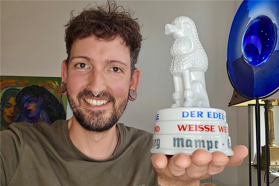 Der weiße Pudel aus Porzellan war im Besitz des „Bares für Rares“-Antiquitätenhändlers Fabian Kahl, der ihn dem Museum nun als Dauerleihgabe überlassen hat.Fabian Kahl/Mampe/dpa