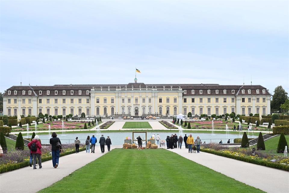 Der weitläufige Schlossgarten zieht jedes Jahr Zehntausende Besucher an. (Archivbild) Bernd Weißbrod/dpa