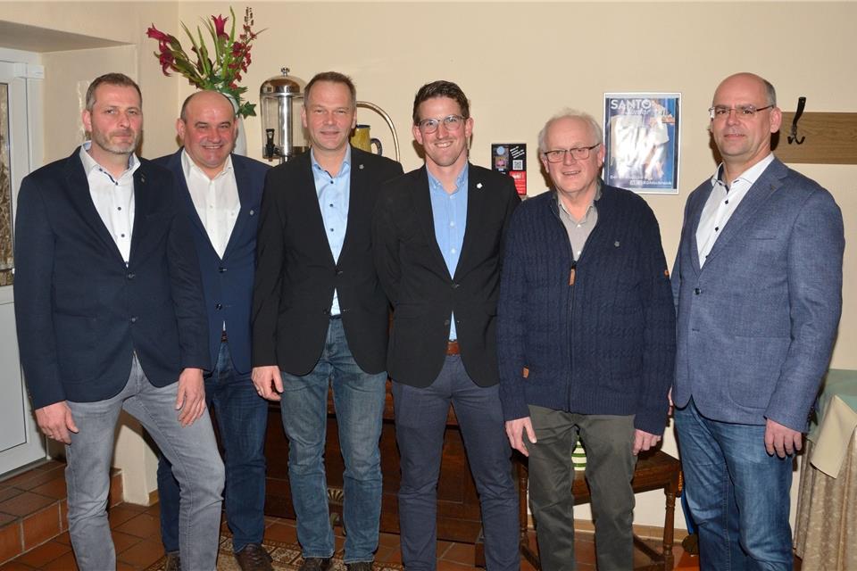 Der wiedergewählte St.-Ludgeri-Vorstand (von links): Vizepräsident Markus Niehaus, die Beisitzer Hubert Böcker, Ludger Terschluse und Robert Lindenbuß sowie Kassierer Ewald Rensing und Präsident Georg Dillhage.
